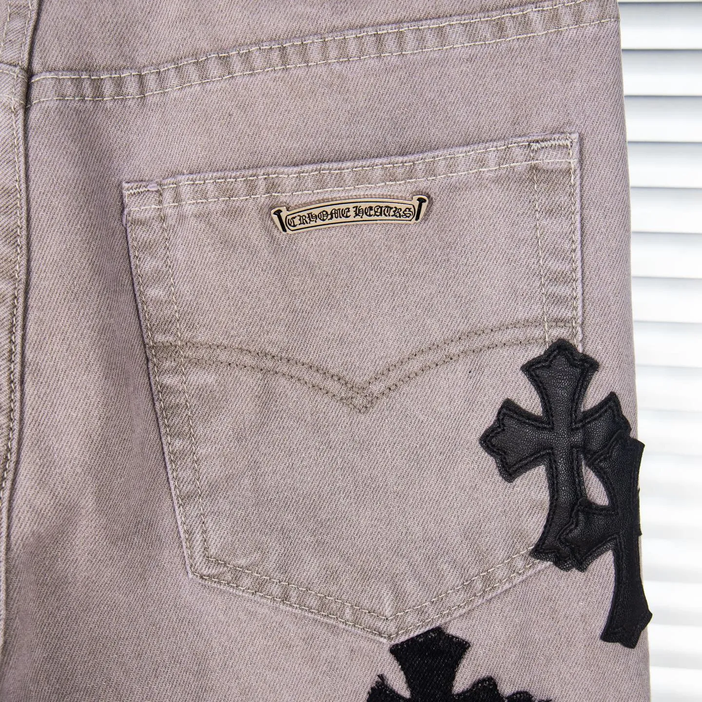 P290 Chrome Hearts Gray Cow King Jeans Multi-Leather Standard Work Jeans CH Jeans All need to be washed and then disassembled and hand-stitched with sheepskin cross leather and then spliced to complete. The whole process is too complicated to describe. About Chrome Hearts This is an extremely luxurious fashion brand that can also be called the aristocracy of the high street. It has always been an exclusive brand for some hipsters or the second generation of rich people. Compared with ordinary high streets, it is more luxurious and noble. Compared with luxury brands, it is more fashionable and individual. It has always been a brand that I have a special liking for. Style number: 1763# Color: Gray Size: 28 30 32 34 36